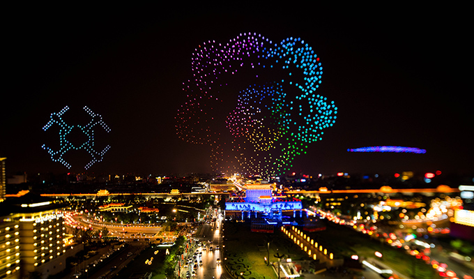 EHang Egret��s 1374 drones dancing over the City Wall of Xi��an, achieving a Guinness World Records title